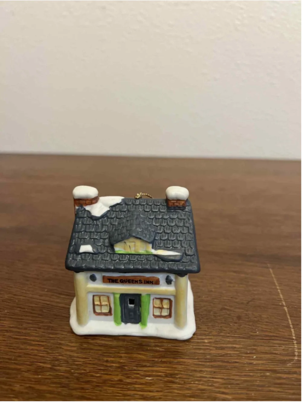 Readers Digest The Queen’s Inn ceramic bell ornament house Shaped miniature